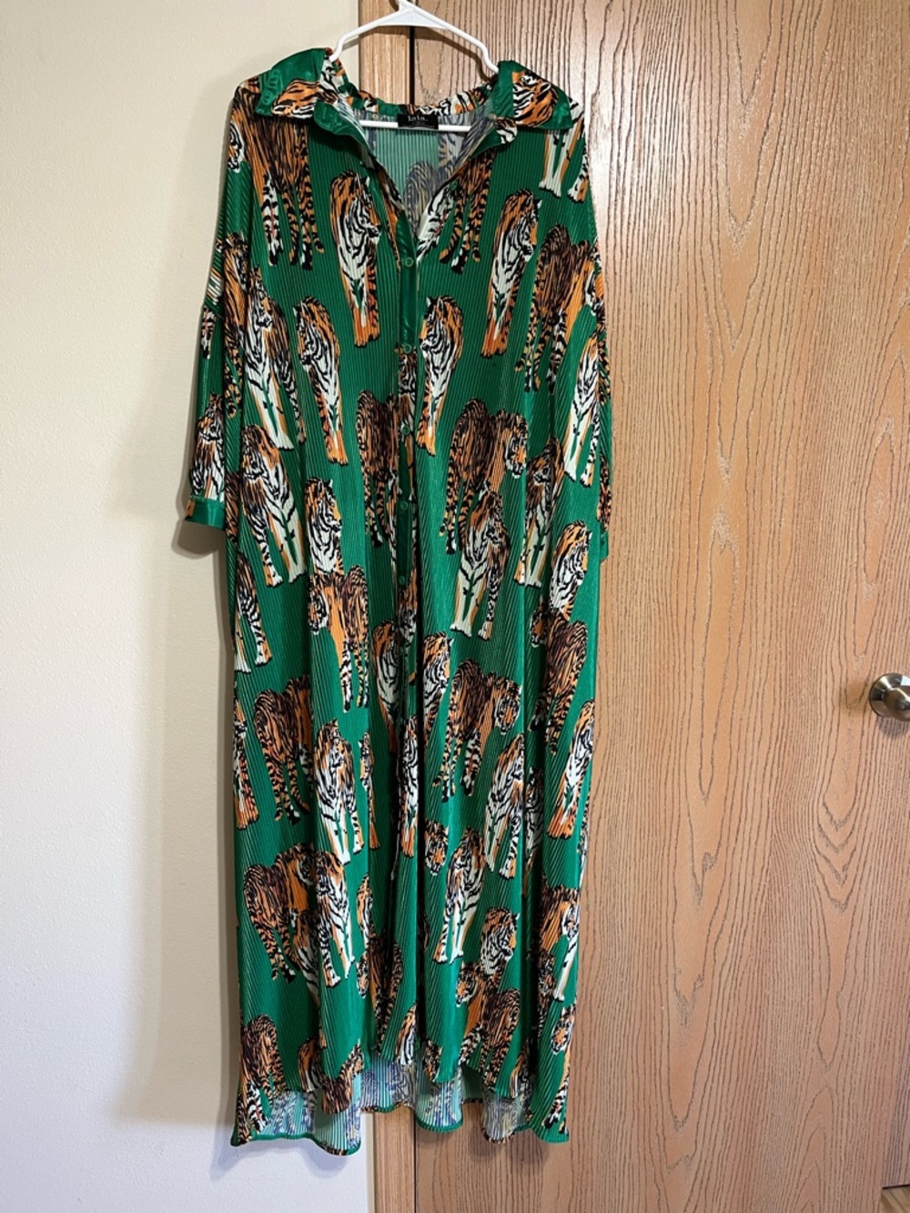 Dressed in LALA So Far So Good
Oversized Plissé
Dress in Tiger
Tales Plus size